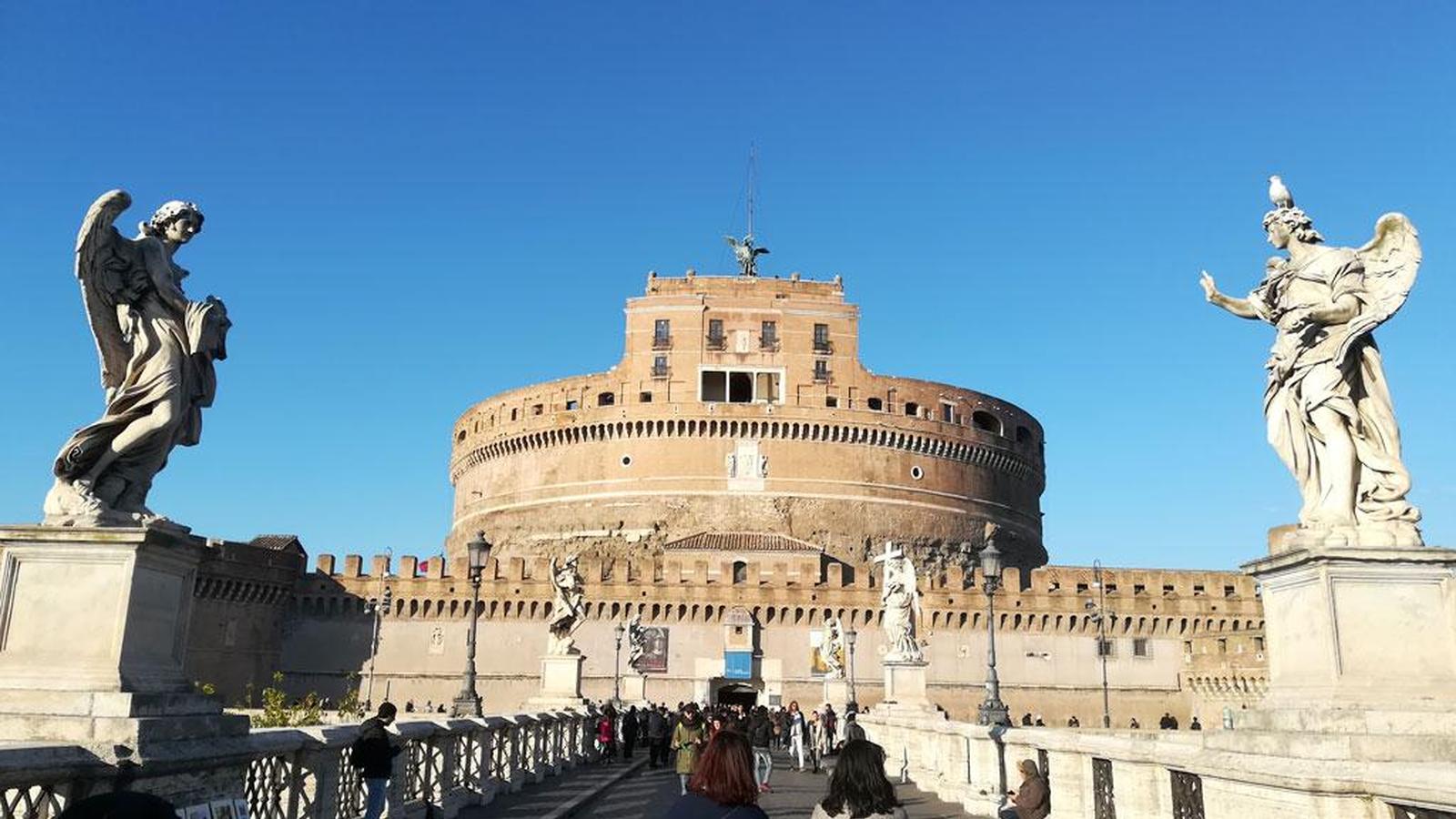 Castel Sant'Angelo: Un Monumento Affascinante nella Città Eterna