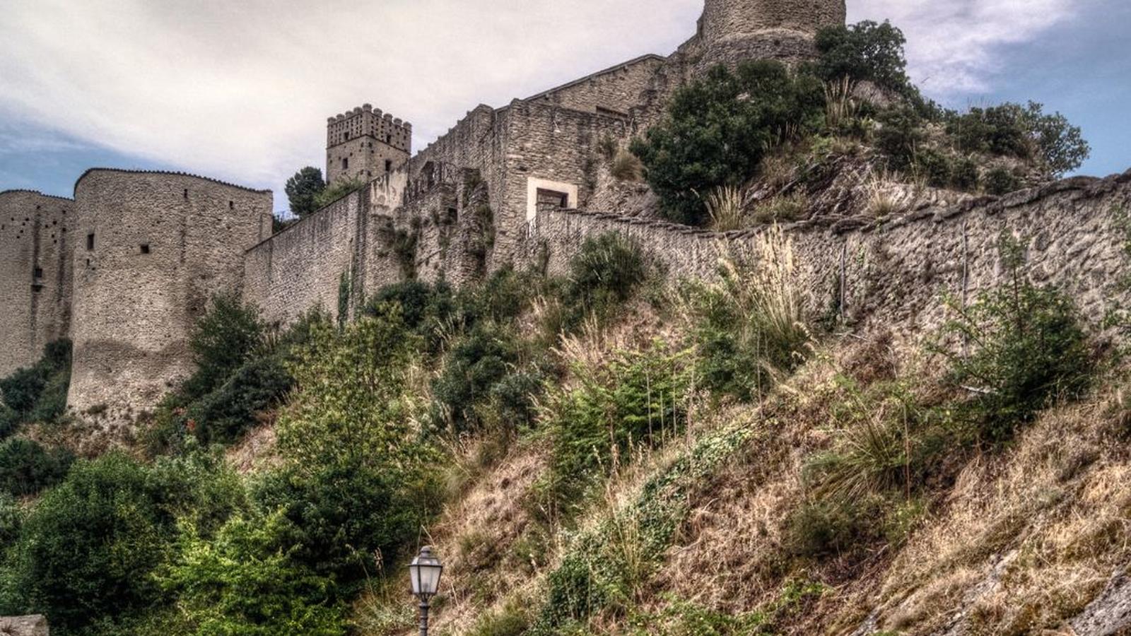 Roccascalegna: An Enchanting Ancient Fortress Amidst History and Nature