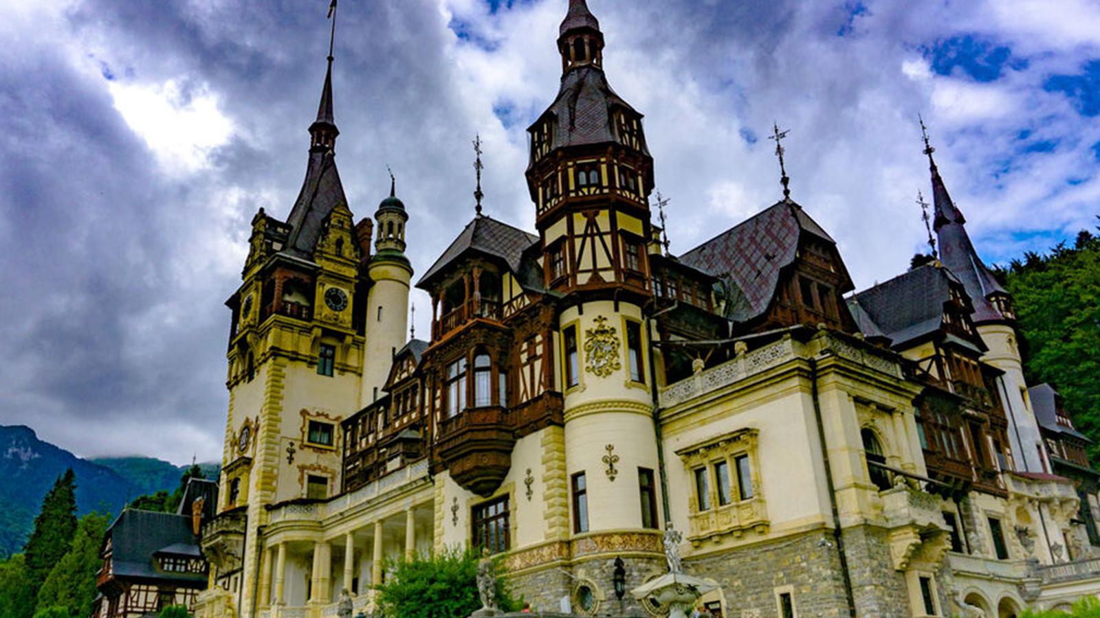 Il Castello di Peles: Un Gioiello ai Piedi dei Carpazi in Romania