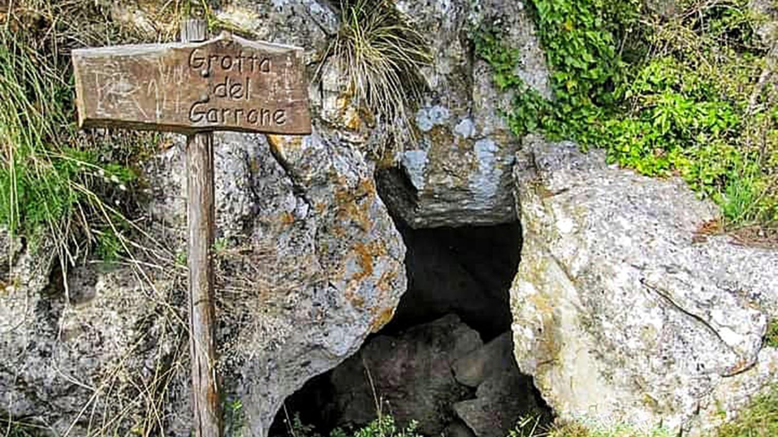 Esplorando le Meraviglie Nascoste: Le Grotte del Garrone a Piana degli Albanesi
