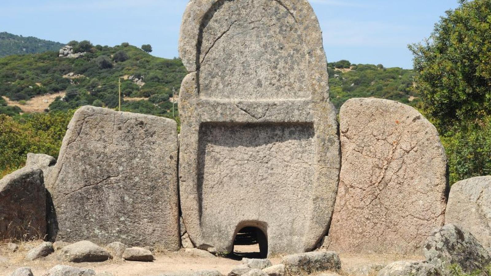 Sardegna segreta: Le 5 imperdibili Tombe dei Giganti da visitare quest'anno