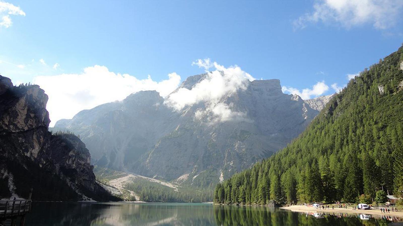Esplorando la bellezza incantevole del Lago di Braies: Una guida completa