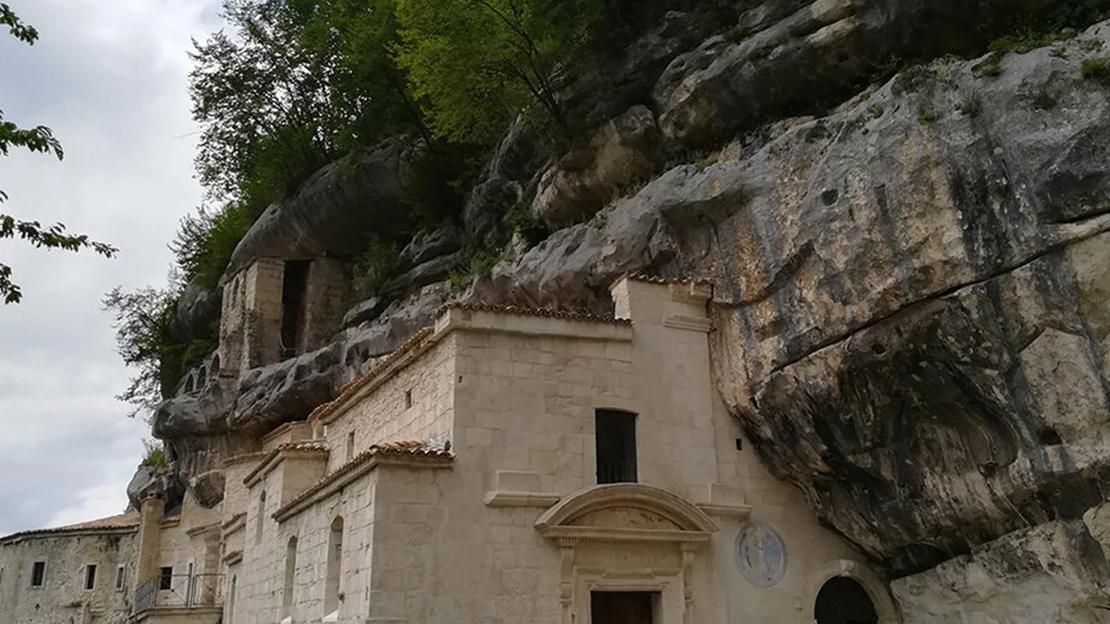 L'Eremo di Santo Spirito a Majella: Un'oasi di spiritualità e natura