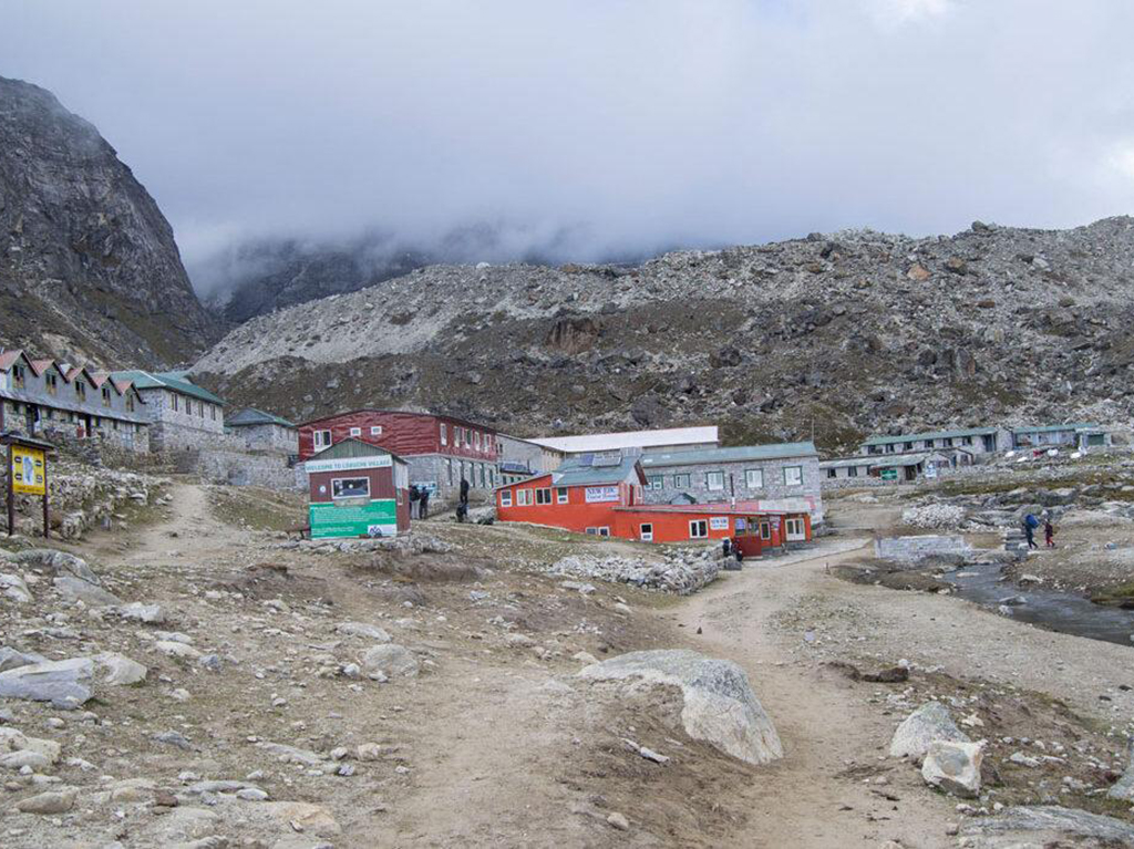 Lobuche-ingresso-villaggio.jpg