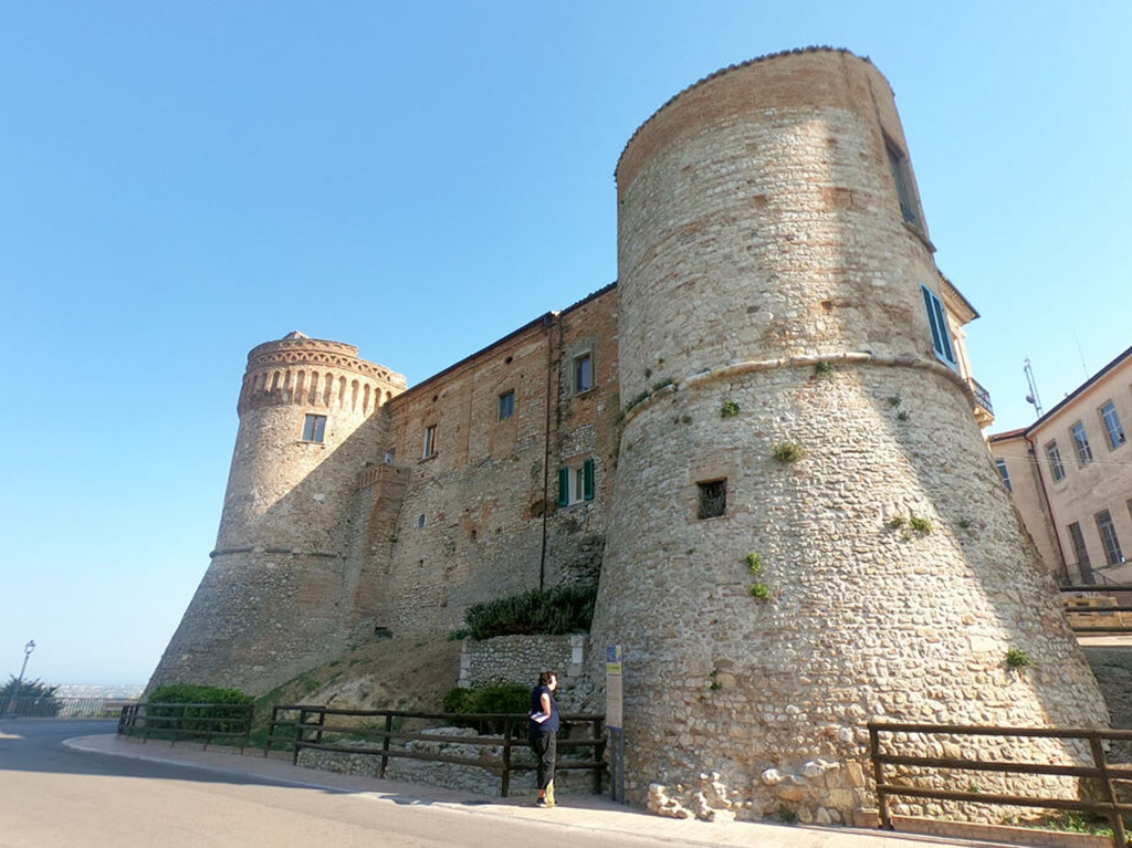 castello_di_monteodorisio.jpg