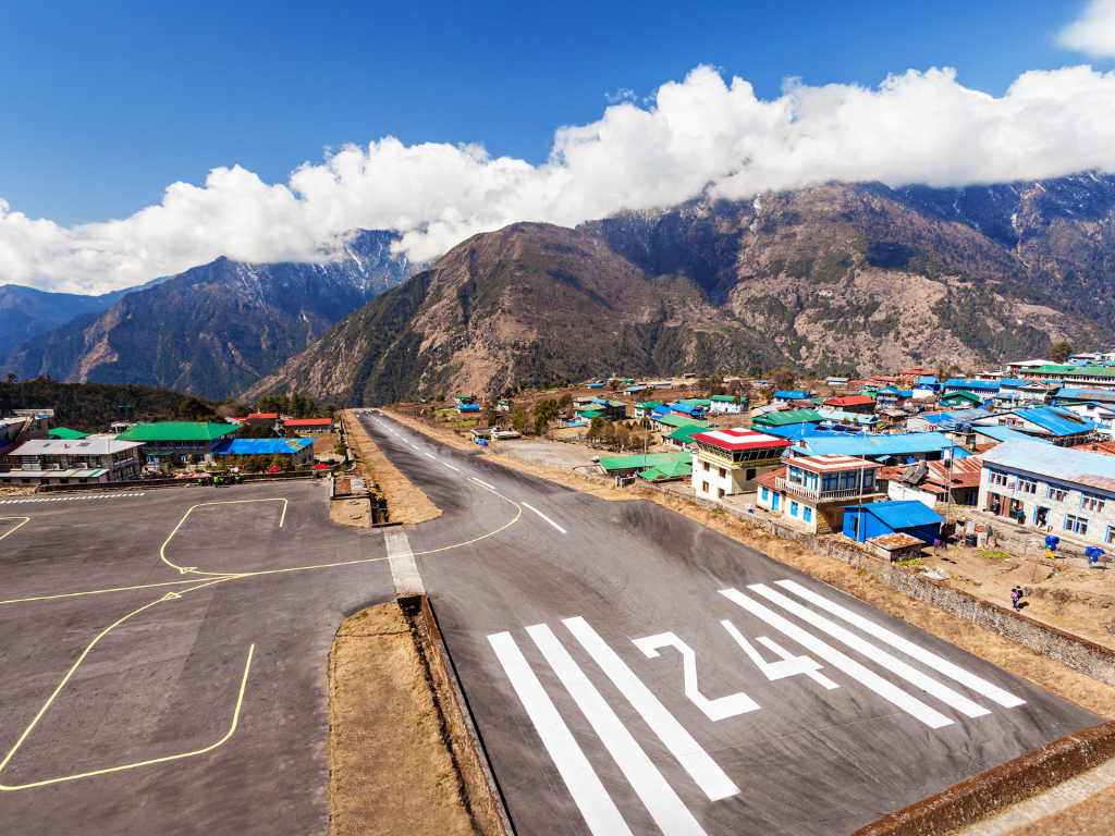 L'Aeroporto di Lukla: La Porta d'Accesso al Campo Base dell'Everest