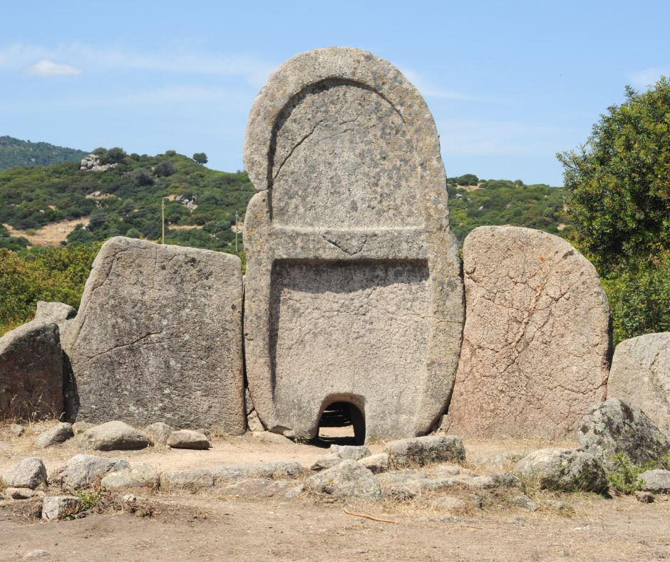 Archeologia in Sardegna: Scopri le Affascinanti Tombe dei Giganti
